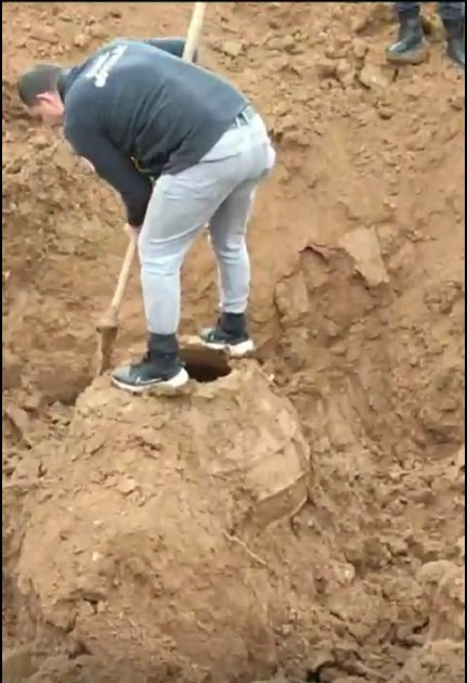 Foto - Çorum’da dünyayı ayağa kaldıran gelişme! Tarlasını gezen çiftçinin ayağına takıldı! 1 metre uzunluğunda, 150-200 kilo ağırlığında! Yerden resmen fışkırdı