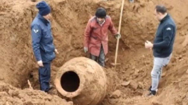 Foto - Çorum’da dünyayı ayağa kaldıran gelişme! Tarlasını gezen çiftçinin ayağına takıldı! 1 metre uzunluğunda, 150-200 kilo ağırlığında! Yerden resmen fışkırdı