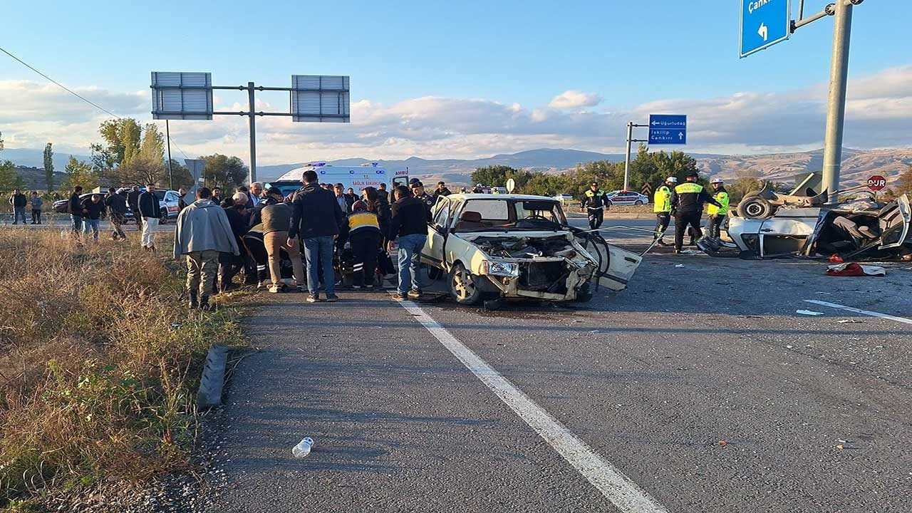 Foto - Çorum'da feci kavşak kazası! İki otomobil çarpıştı, can pazarı yaşanan olayda 7 kişi yaralandı!