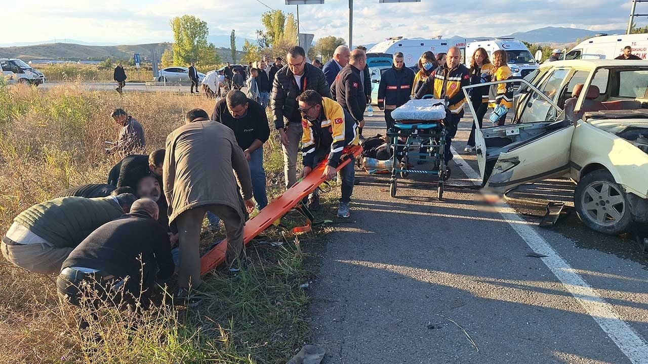 Foto - Çorum'da feci kavşak kazası! İki otomobil çarpıştı, can pazarı yaşanan olayda 7 kişi yaralandı!