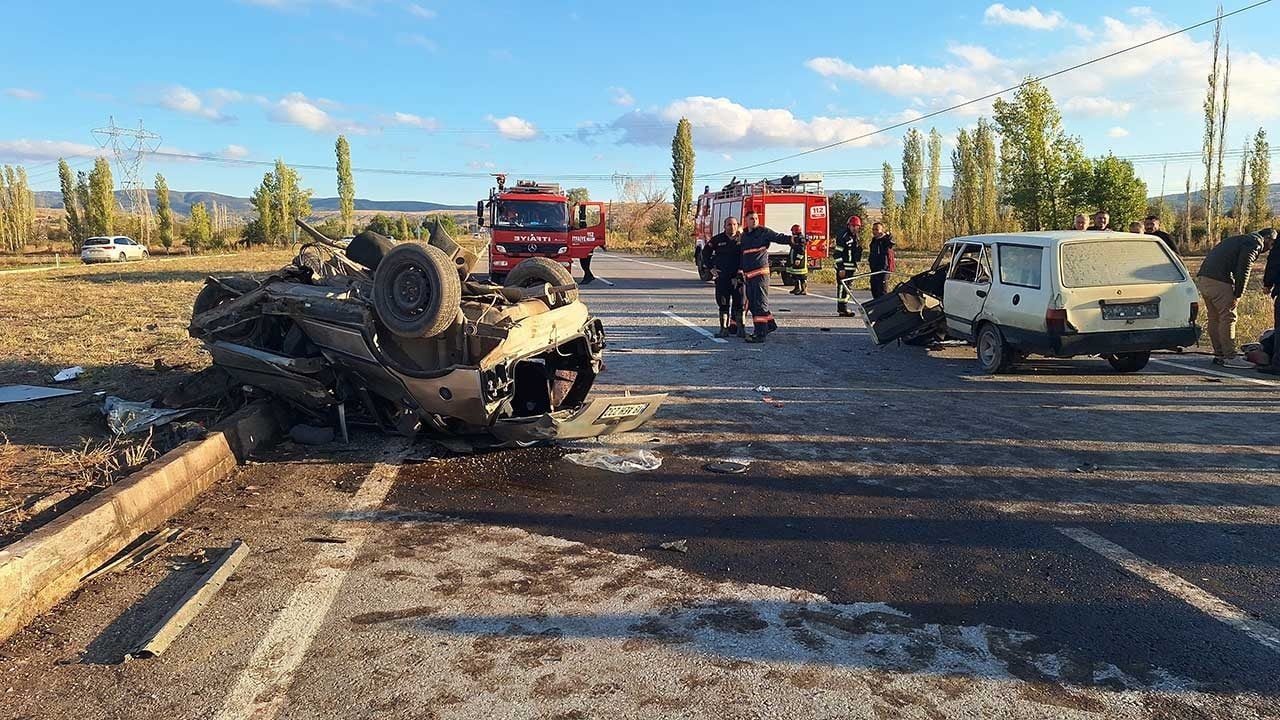 Foto - Çorum'da feci kavşak kazası! İki otomobil çarpıştı, can pazarı yaşanan olayda 7 kişi yaralandı!