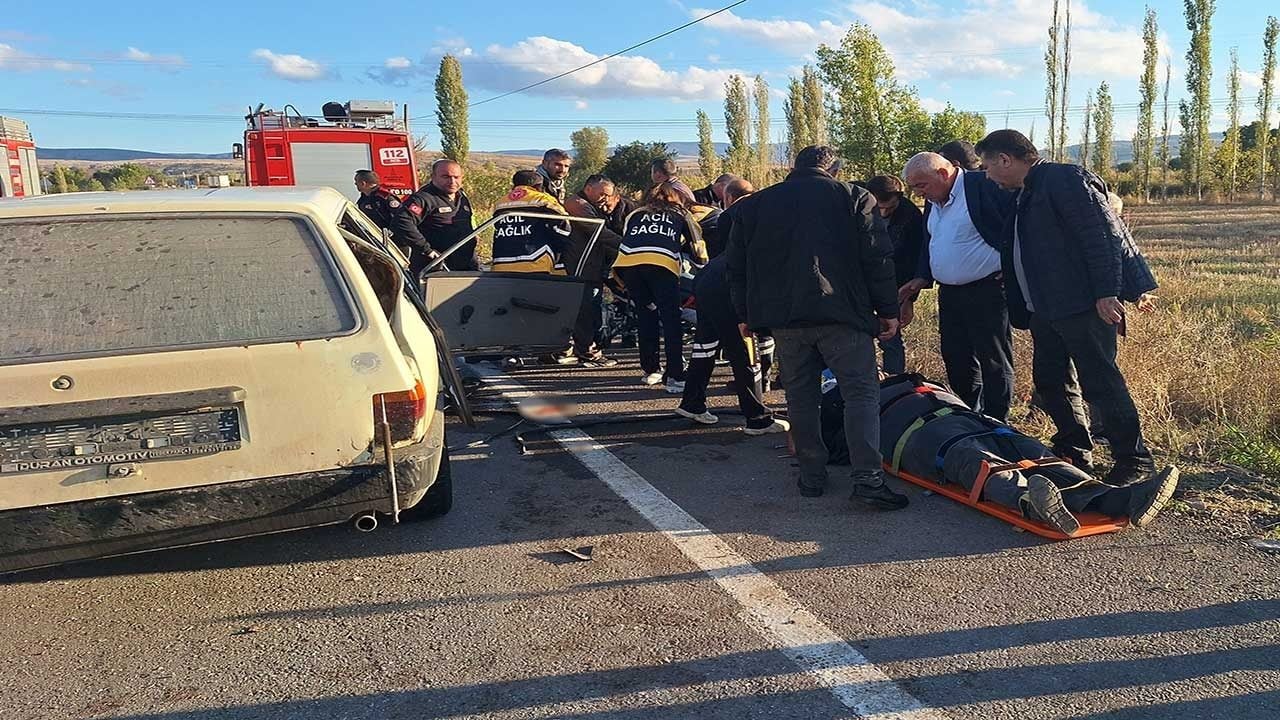 Foto - Çorum'da feci kavşak kazası! İki otomobil çarpıştı, can pazarı yaşanan olayda 7 kişi yaralandı!