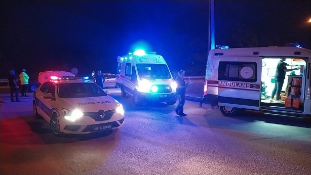 Foto - Çorum'da otomobiller çarpıştı: 2 yaralı