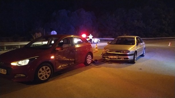 Foto - Çorum'da otomobiller çarpıştı: 2 yaralı