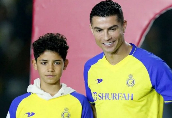 Foto - Cristiano Ronaldo biraz abartmıyon mu artık! Yeter yahu: Halı sahada da bunu yaparsın…