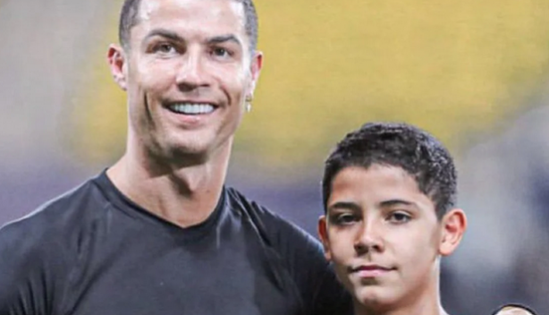 Foto - Cristiano Ronaldo biraz abartmıyon mu artık! Yeter yahu: Halı sahada da bunu yaparsın…
