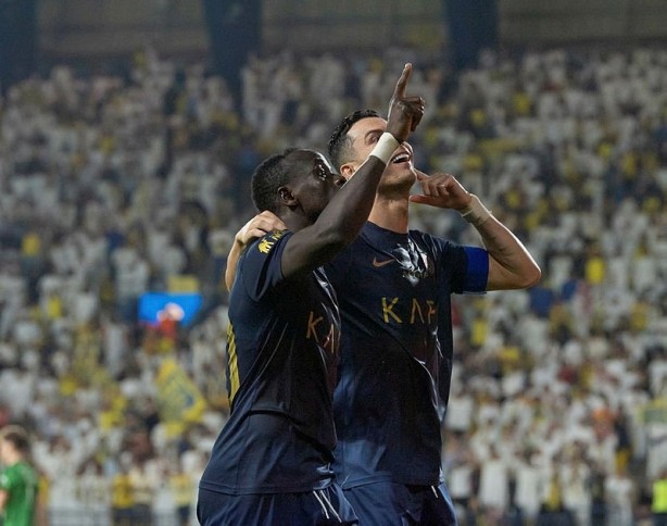 Foto - Cristiano Ronaldo'dan olay hareket! O tezahüratlar yıldız futbolcuyu kızdırdı...