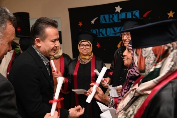 Foto - Cübbe giyip kep attılar... 65 yaş üstü mezuniyet heyecanı!