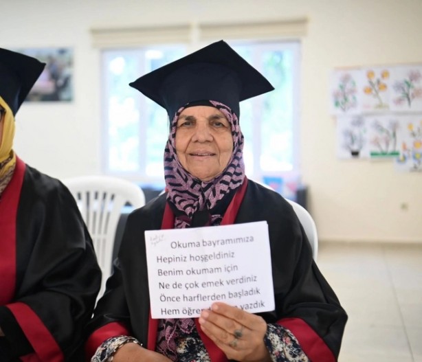 Foto - Cübbe giyip kep attılar... 65 yaş üstü mezuniyet heyecanı!