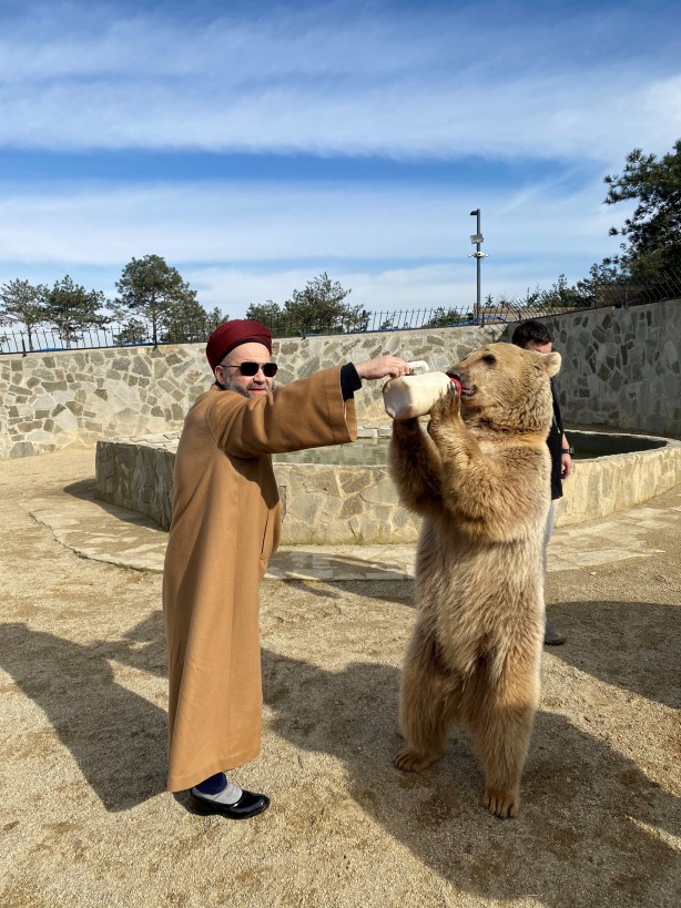Foto - Cübbeli Ahmet Hoca'yı hiç böyle görmediniz! Elleriyle boz ayı besledi