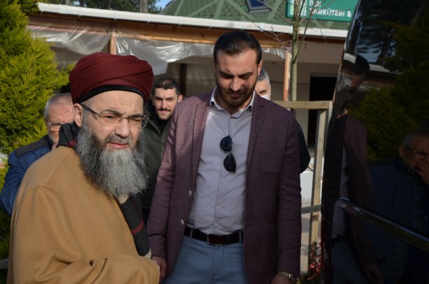 Foto - Cübbeli Ahmet Hoca'yı hiç böyle görmediniz! Elleriyle boz ayı besledi