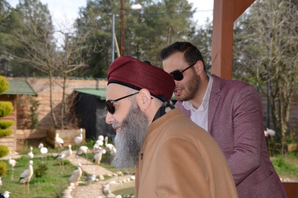 Foto - Cübbeli Ahmet Hoca'yı hiç böyle görmediniz! Elleriyle boz ayı besledi