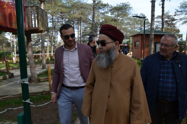 Foto - Cübbeli Ahmet Hoca'yı hiç böyle görmediniz! Elleriyle boz ayı besledi