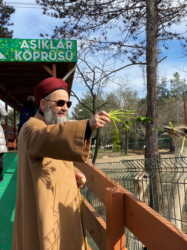 Foto - Cübbeli Ahmet Hoca'yı hiç böyle görmediniz! Elleriyle boz ayı besledi