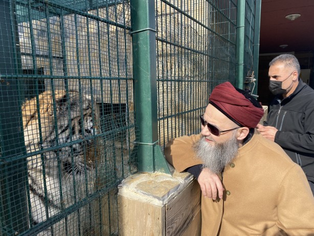 Foto - Cübbeli Ahmet Hoca'yı hiç böyle görmediniz! Elleriyle boz ayı besledi