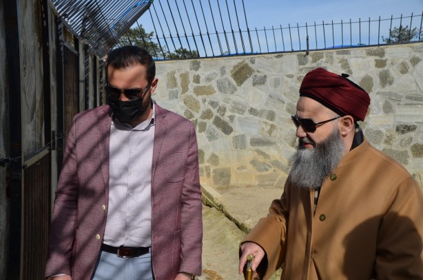 Foto - Cübbeli Ahmet Hoca'yı hiç böyle görmediniz! Elleriyle boz ayı besledi