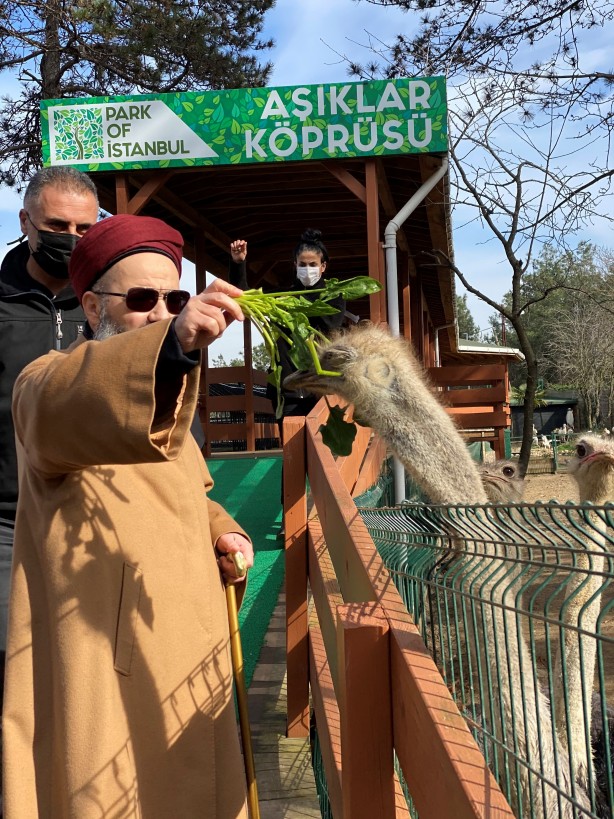 Foto - Cübbeli Ahmet Hoca'yı hiç böyle görmediniz! Elleriyle boz ayı besledi