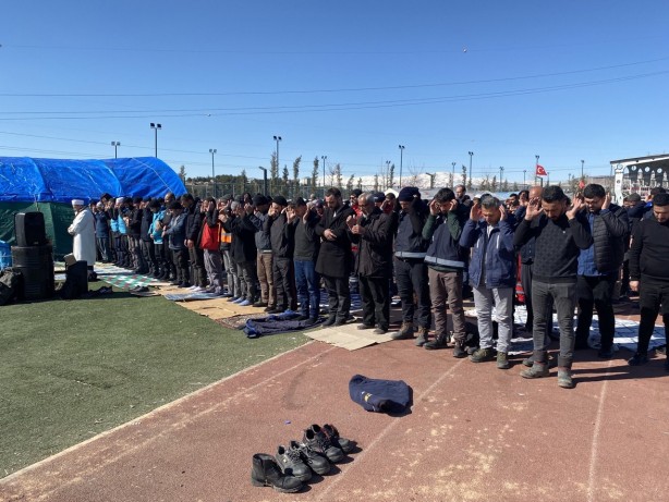 Foto - Cuma namazı Adıyaman’da çadır kentler başta olmak üzere açık alanlarda kılındı