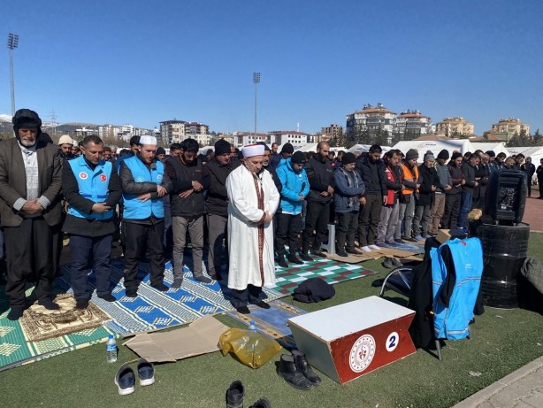 Foto - Cuma namazı Adıyaman’da çadır kentler başta olmak üzere açık alanlarda kılındı