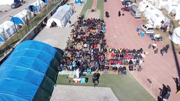 Foto - Cuma namazı Adıyaman’da çadır kentler başta olmak üzere açık alanlarda kılındı