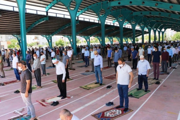 Foto - Cuma namazı cami avlularında, stadyumlarda böyle kılındı