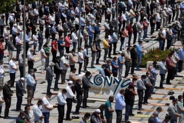 Foto - Cuma namazı cami avlularında, stadyumlarda böyle kılındı