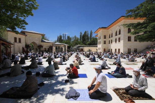 Foto - Cuma namazı cami avlularında, stadyumlarda böyle kılındı