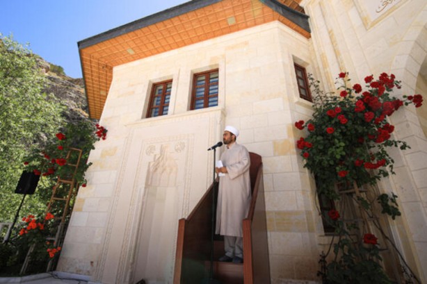 Foto - Cuma namazı cami avlularında, stadyumlarda böyle kılındı