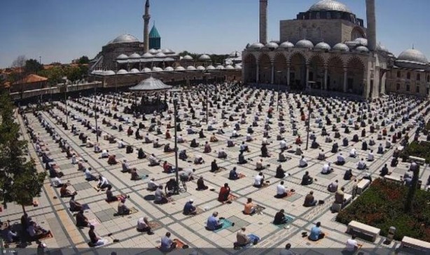 Foto - Cuma namazı cami avlularında, stadyumlarda böyle kılındı