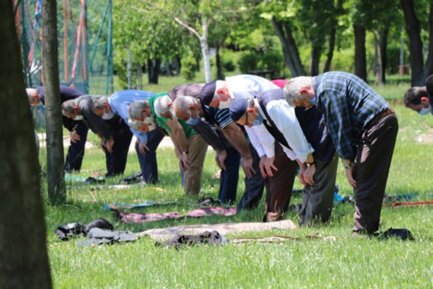Foto - Cuma namazı cami avlularında, stadyumlarda böyle kılındı