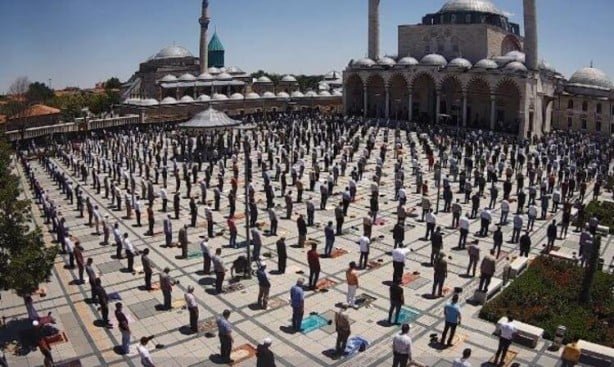 Foto - Cuma namazı cami avlularında, stadyumlarda böyle kılındı