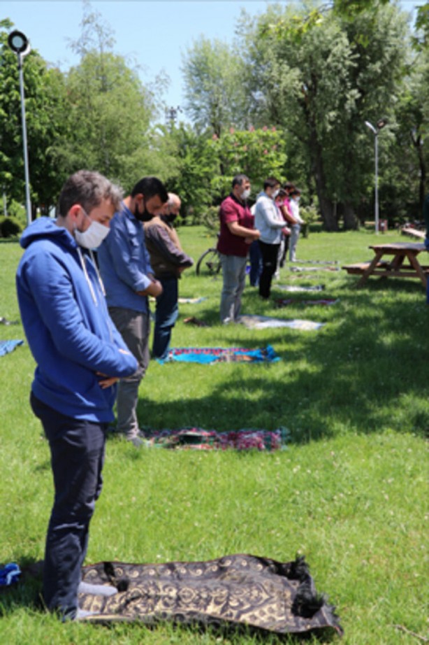 Foto - Cuma namazı cami avlularında, stadyumlarda böyle kılındı