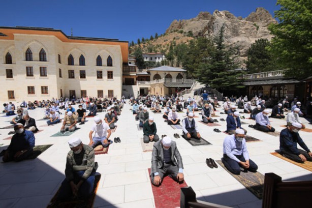 Foto - Cuma namazı cami avlularında, stadyumlarda böyle kılındı