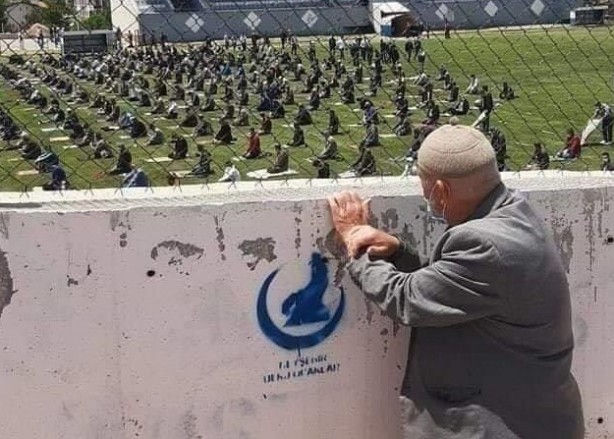 Foto - Cuma namazından yürek burkan görüntü