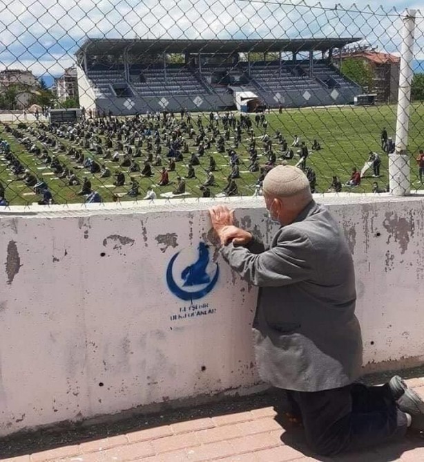 Foto - Cuma namazından yürek burkan görüntü