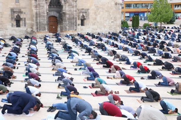 Cuma namazından yürek burkan görüntü