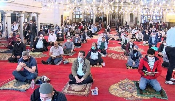 Foto - Cuma namazından yürek burkan görüntü