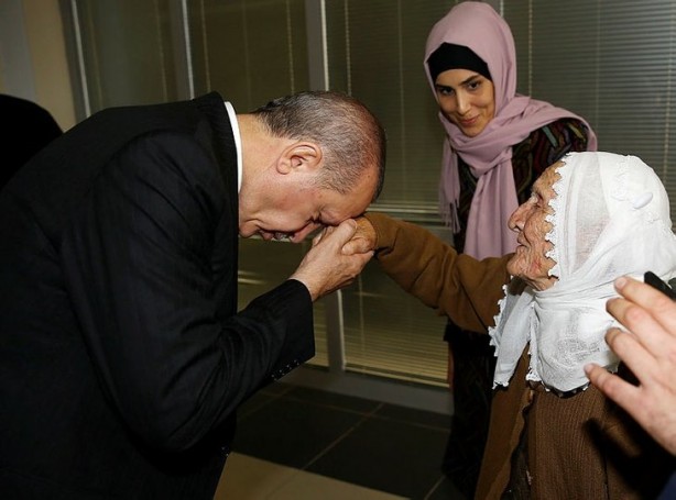 Foto - Cumhurbaşkanı Erdoğan, 105 yaşındaki Fikriye ninenin elini öptü