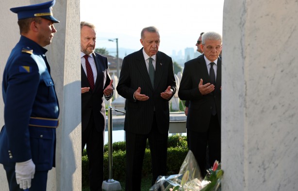 Cumhurbaşkanı Erdoğan, Aliya İzzetbegoviç'in mezarını ziyaret etti