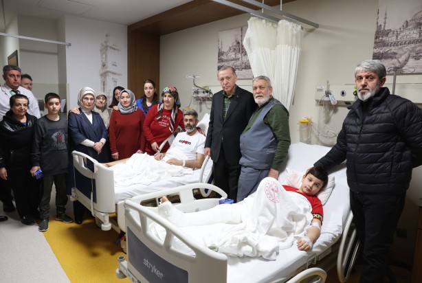 Foto - Cumhurbaşkanı Erdoğan, Başakşehir Çam ve Sakura Şehir Hastanesi'nde tedavi gören depremzedeleri ziyaret etti