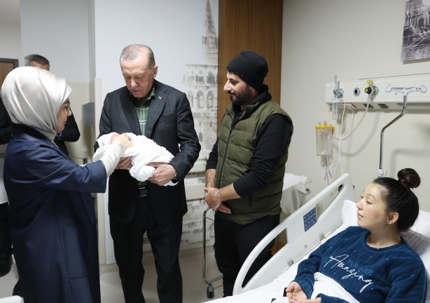 Foto - Cumhurbaşkanı Erdoğan, Başakşehir Çam ve Sakura Şehir Hastanesi'nde tedavi gören depremzedeleri ziyaret etti