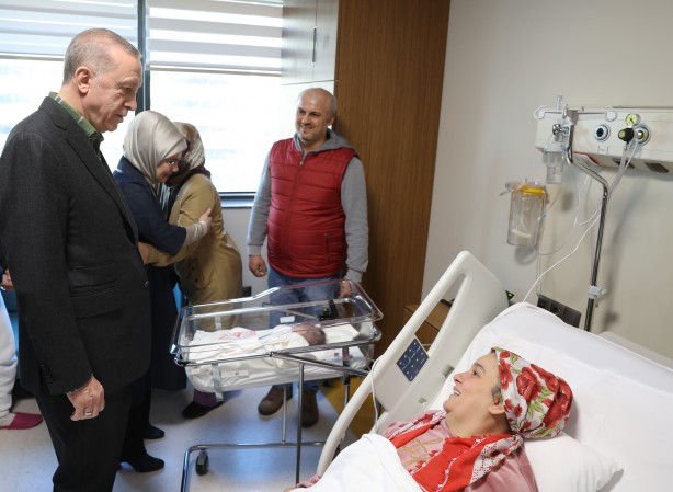 Foto - Cumhurbaşkanı Erdoğan, Başakşehir Çam ve Sakura Şehir Hastanesi'nde tedavi gören depremzedeleri ziyaret etti