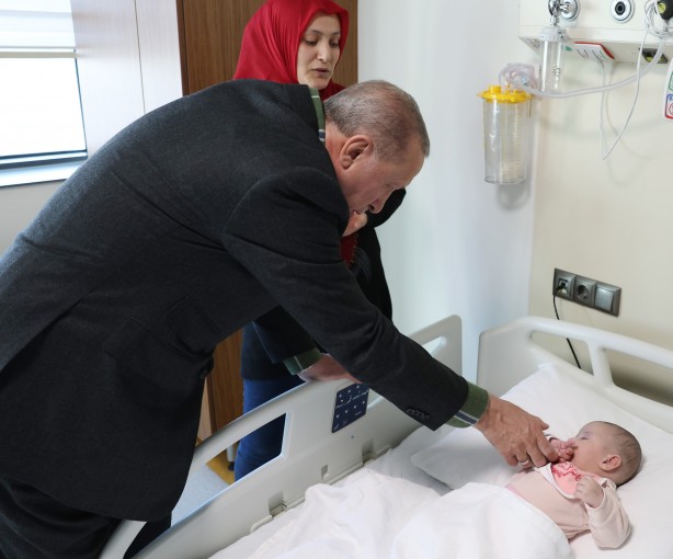 Foto - Cumhurbaşkanı Erdoğan, Başakşehir Çam ve Sakura Şehir Hastanesi'nde tedavi gören depremzedeleri ziyaret etti