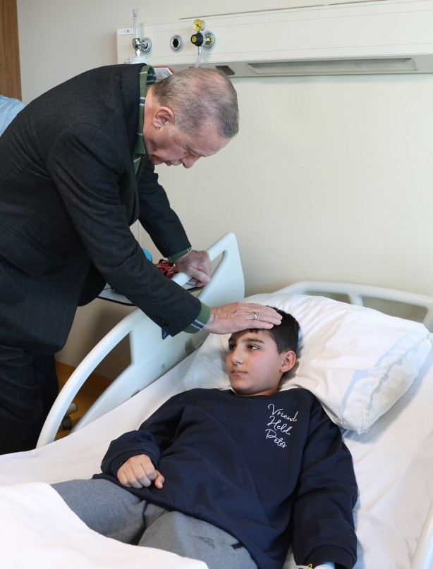 Foto - Cumhurbaşkanı Erdoğan, Başakşehir Çam ve Sakura Şehir Hastanesi'nde tedavi gören depremzedeleri ziyaret etti