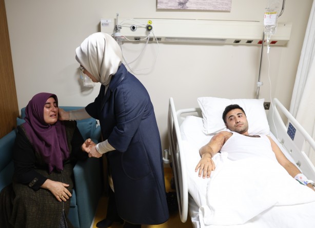 Foto - Cumhurbaşkanı Erdoğan, Başakşehir Çam ve Sakura Şehir Hastanesi'nde tedavi gören depremzedeleri ziyaret etti