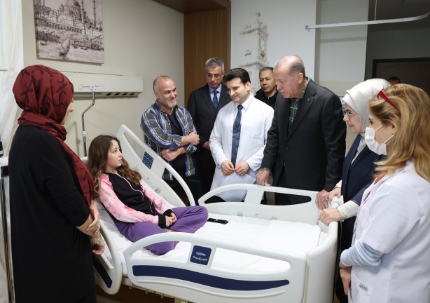 Foto - Cumhurbaşkanı Erdoğan, Başakşehir Çam ve Sakura Şehir Hastanesi'nde tedavi gören depremzedeleri ziyaret etti