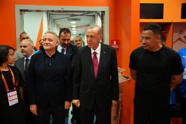 Foto - Cumhurbaşkanı Erdoğan, Başakşehir takımını soyunma odasında tebrik etti