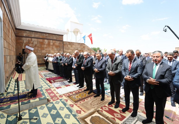 Cumhurbaşkanı Erdoğan, cuma namazını Malazgirt'te kıldı