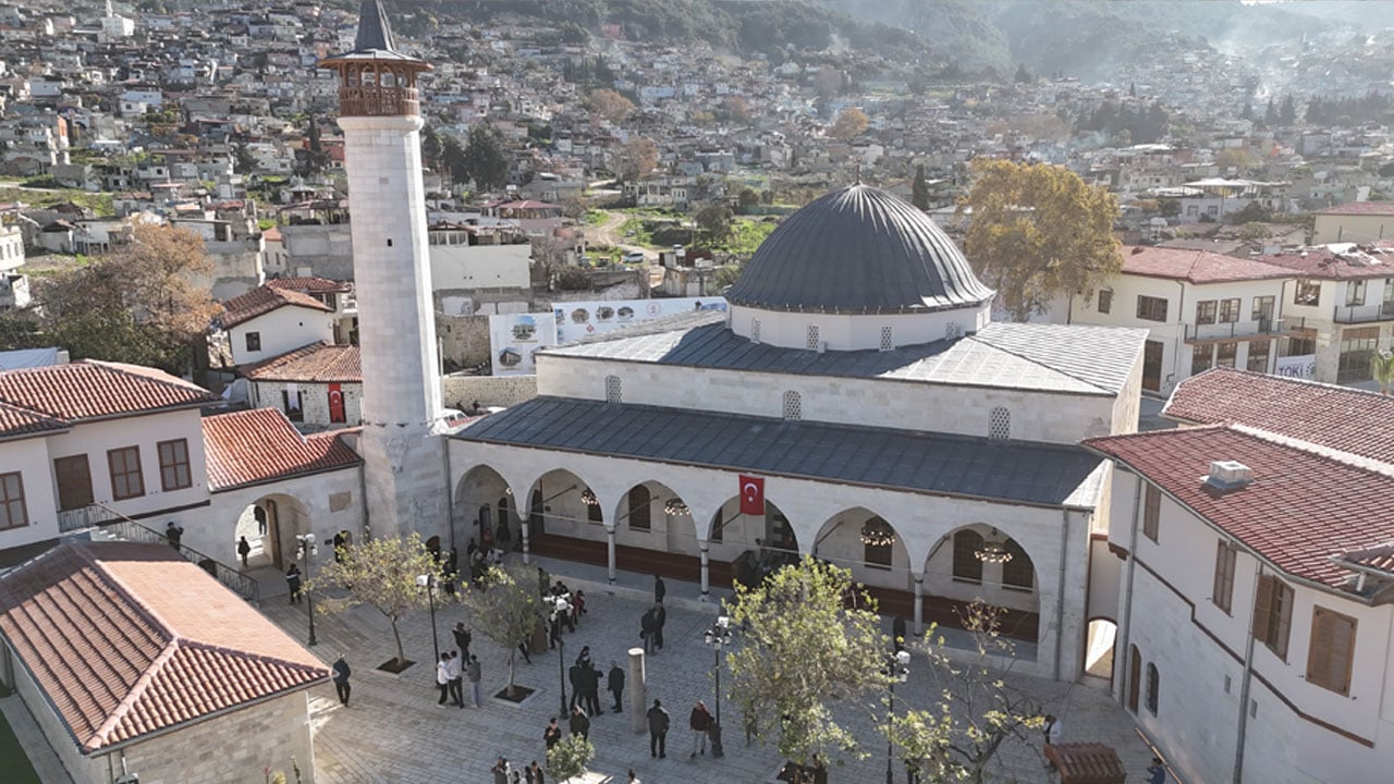 Cumhurbaşkanı Erdoğan dün açmıştı! Hatay Habib-i Neccar Camii'ne akın etti