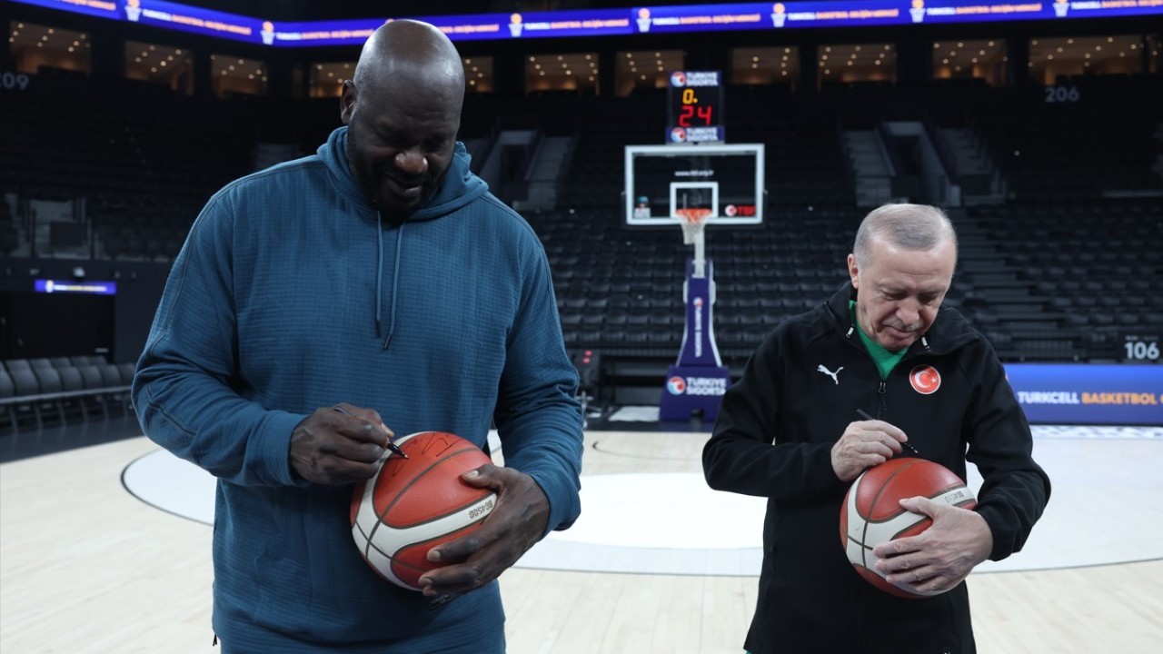 Cumhurbaşkanı Erdoğan, efsane basketbolcu Shaquille O'Neal ile basketbol oynadı